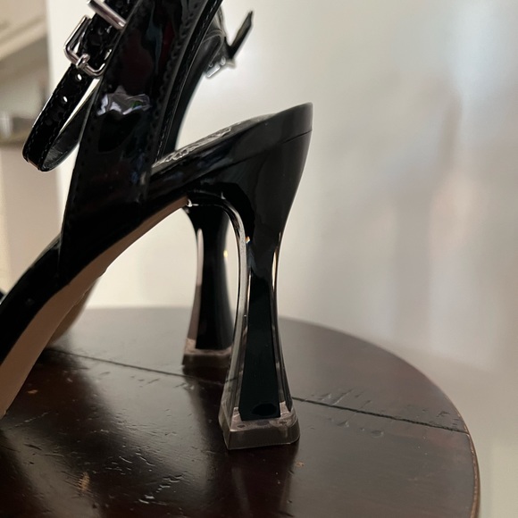 VINCE CAMUTO SANDALS - Picture 8 of 13